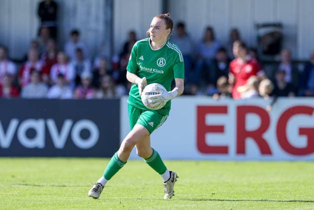 Julia Salomon (Torhüterin, Torwart, ATS Buntentor, 01) am Ball, Freisteller, Einzelbild, Ganzkörper, Aktion, Action, Spielszene, DIE DFB-RICHTLINIEN UNTERSAGEN JEGLICHE NUTZUNG VON FOTOS ALS SEQUENZBILDER UND ODER VIDEOÄHNLICHE FOTOSTRECKEN. DFB REGULATIONS PROHIBIT ANY USE OF PHOTOGRAPHS AS IMAGE SEQUENCES AND OR QUASI-VIDEO., 27.09.2026, Bremen (Deutschland), Fussball, DFB-Pokal Frauen, ATS Buntentor - 1. FC Nürnberg