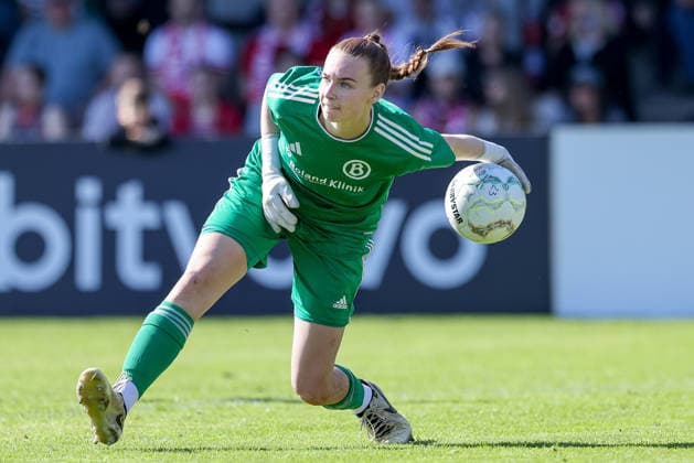 Julia Salomon (Torhüterin, Torwart, ATS Buntentor, 01) am Ball, Freisteller, Einzelbild, Ganzkörper, Aktion, Action, Spielszene, DIE DFB-RICHTLINIEN UNTERSAGEN JEGLICHE NUTZUNG VON FOTOS ALS SEQUENZBILDER UND ODER VIDEOÄHNLICHE FOTOSTRECKEN. DFB REGULATIONS PROHIBIT ANY USE OF PHOTOGRAPHS AS IMAGE SEQUENCES AND OR QUASI-VIDEO., 27.09.2026, Bremen (Deutschland), Fussball, DFB-Pokal Frauen, ATS Buntentor - 1. FC Nürnberg