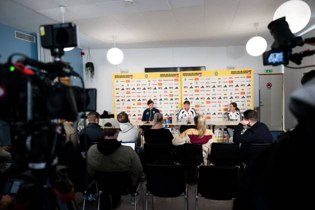 260927 Victor Nilsson Lindelöf and Head coach Graham Potter of the Swedish men s national football team at a press conference, PK, Pressekonferenz on September 27, 2026 in Stockholm. Photo: Emma Wallskog BILDBYRAN kod EW EW0712 fotboll football soccer fotball nations league uefa nations league presskonferens press conference sverige sweden sverige a bbeng fotboll football soccer fotball nations league uefa nations league presskonferens press conference sverige sweden sverige a bbeng Copyright: EMMAxWALLSKOG BB260927EW006