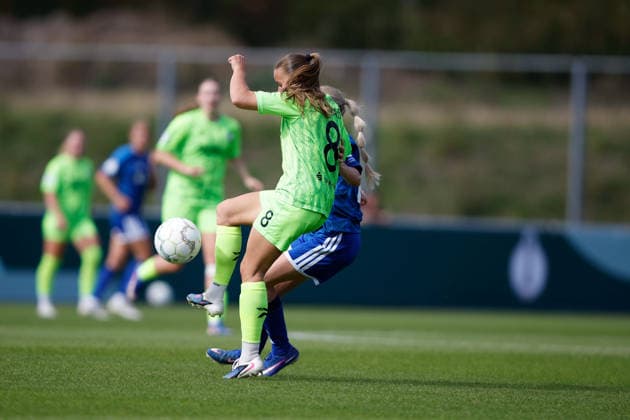 Fußball I Frauen I Saison 2026-2027 I DFB Pokal I FC Schalke 04 - SGS Essen I 27.09.2026 Antonia Baaß (8, SGS Essen) und Nathalie Bollmann (2, FC Schalke 04) im Zweikampf Gelsenkirchen Parkstadion Nordrhein-Westfalen Deutschland Copyright: xLobeca CedricxSiefkerx