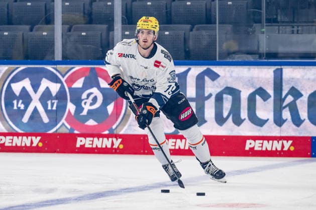 Robin Van Calster (Loewen Frankfurt, 19) beim Warmup GER, EHC Red Bull Muenchen vs. Loewen Frankfurt Eishockey, DEL, Saison 2026 2027, 4. Spieltag, 27.09.2026. Foto: HMB Media Heike Feiner Copyright: HMBxMedia HeikexFeiner