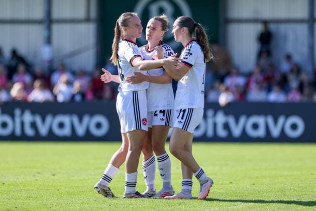 v.li.: Emöke Papai (1. FC Nürnberg, 15), Torschützin Nastassja Lein (1. FC Nürnberg, 24) und Lara Meroni (1. FC Nürnberg, 11) mit Torjubel, Jubel, jubeln, jubelt, optimistisch, Spielszene, Highlight, Freude über das Tor zum 0:1, DIE DFB-RICHTLINIEN UNTERSAGEN JEGLICHE NUTZUNG VON FOTOS ALS SEQUENZBILDER UND ODER VIDEOÄHNLICHE FOTOSTRECKEN. DFB REGULATIONS PROHIBIT ANY USE OF PHOTOGRAPHS AS IMAGE SEQUENCES AND OR QUASI-VIDEO., 27.09.2026, Bremen (Deutschland), Fussball, DFB-Pokal Frauen, ATS Buntentor - 1. FC Nürnberg