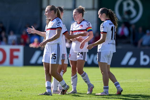 Spielerinnen vom 1. FC Nürnberg mit Torjubel, Jubel, jubeln, jubelt, optimistisch, Spielszene, Highlight, Freude über das Tor zum 0:1 durch Torschützin Nastassja Lein (1. FC Nürnberg, 24, 2.v.r.), DIE DFB-RICHTLINIEN UNTERSAGEN JEGLICHE NUTZUNG VON FOTOS ALS SEQUENZBILDER UND ODER VIDEOÄHNLICHE FOTOSTRECKEN. DFB REGULATIONS PROHIBIT ANY USE OF PHOTOGRAPHS AS IMAGE SEQUENCES AND OR QUASI-VIDEO., 27.09.2026, Bremen (Deutschland), Fussball, DFB-Pokal Frauen, ATS Buntentor - 1. FC Nürnberg