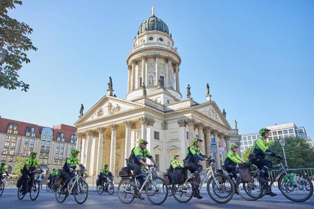 52. Berlin-Marathon 2026 ** NUR FÜR REDAKTIONELLE ZWECKE ** EDITORIAL USE ONLY **<p>Eine Fahrrad-Eskorte der Polizei fährt beim Berlin Marathon am Gendarmenmarkt vorbei. Deutschland Berlin Berlin Copyright: JörgxCarstensen