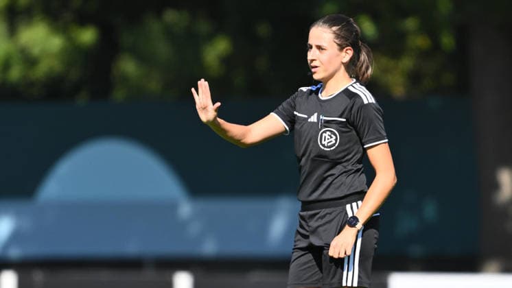 27.09.2026 - Fussball - Saison 2026 2027 - DFB Pokal Vereinspokal Frauen Damen - 01. Runde: SpVgg Greuther Fürth ( Kleeblatt ) - TSG 1899 Hoffenheim - Sportfoto Zink - xwoxzix - regulations prohibit any use of photographs as image sequences and or quasi-video - Marie Theres Mühlbauer ( Schiedsrichter in )