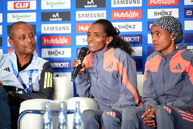 In der Mitte Dera Dida, (ETH), rechts daneben Bedatu Hirpa, (ETH), im Interview, Pressekonferenz, GER, BMW Generali Berlin Marathon 2026, 27.09.2026 GER, BMW Generali Berlin Marathon 2026, 27.09.2026 Berlin