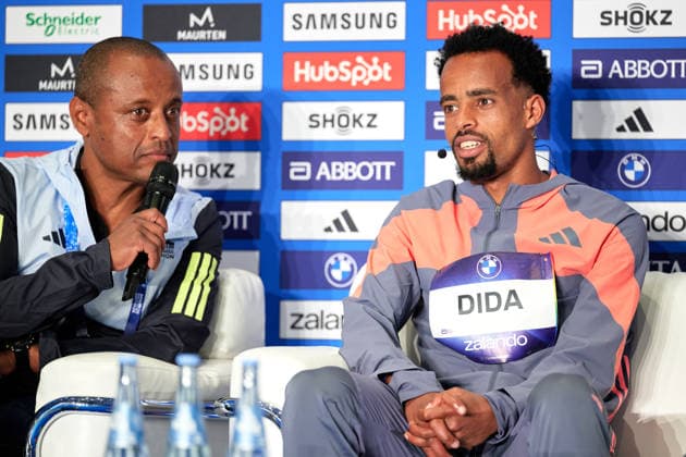 Rechts im Bild, Gemechu Dida, (ETH), im Interview, Pressekonferenz, GER, BMW Generali Berlin Marathon 2026, 27.09.2026 GER, BMW Generali Berlin Marathon 2026, 27.09.2026 Berlin