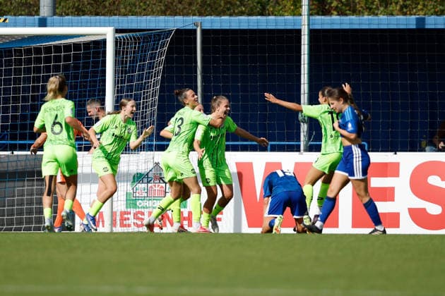Fußball I Frauen I Saison 2026-2027 I DFB Pokal I FC Schalke 04 - SGS Essen I 27.09.2026 Karla Brinkmann (17, SGS Essen) Jubelt mit ihrem Team nach ihrem 2:1 Führungstreffer in der Nachspielzeit der ersten Halbzeit. Gelsenkirchen Parkstadion Nordrhein-Westfalen Deutschland Copyright: xLobeca CedricxSiefkerx