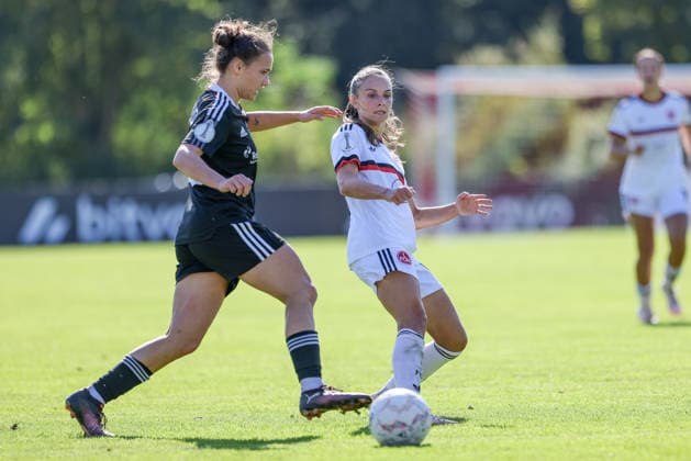 v.li.: Anna Hof (ATS Buntentor, 23) und Sanja Homann (1. FC Nürnberg, 19) im Zweikampf, Duell, Dynamik, Aktion, Action, Spielszene, DIE DFB-RICHTLINIEN UNTERSAGEN JEGLICHE NUTZUNG VON FOTOS ALS SEQUENZBILDER UND ODER VIDEOÄHNLICHE FOTOSTRECKEN. DFB REGULATIONS PROHIBIT ANY USE OF PHOTOGRAPHS AS IMAGE SEQUENCES AND OR QUASI-VIDEO., 27.09.2026, Bremen (Deutschland), Fussball, DFB-Pokal Frauen, ATS Buntentor - 1. FC Nürnberg