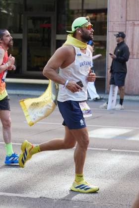 52. Berlin-Marathon 2026 ** NUR FÜR REDAKTIONELLE ZWECKE ** EDITORIAL USE ONLY **<p>Ein offenbar aus der Ukraine kommender Läufer nimmt am Berlin Marathon teil. Deutschland Berlin Berlin Copyright: JörgxCarstensen