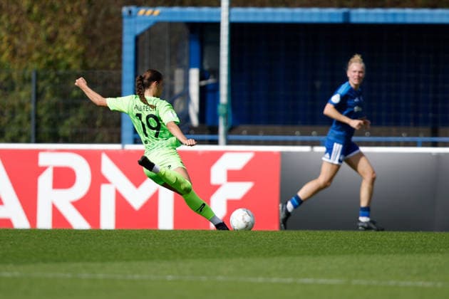 Fußball I Frauen I Saison 2026-2027 I DFB Pokal I FC Schalke 04 - SGS Essen I 27.09.2026 Selina Albrecht (19, SGS Essen) schießt auf das Tor Gelsenkirchen Parkstadion Nordrhein-Westfalen Deutschland Copyright: xLobeca CedricxSiefkerx
