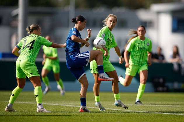 Fußball I Frauen I Saison 2026-2027 I DFB Pokal I FC Schalke 04 - SGS Essen I 27.09.2026 Dana Salic (8, FC Schalke 04) im Dreikampf mit Anja Heuschkel (14, SGS Essen) und Jule Schnieder (6, SGS Essen) Gelsenkirchen Parkstadion Nordrhein-Westfalen Deutschland Copyright: xLobeca CedricxSiefkerx