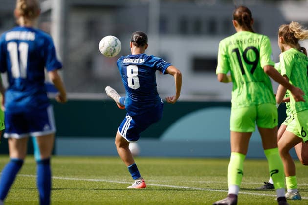 Fußball I Frauen I Saison 2026-2027 I DFB Pokal I FC Schalke 04 - SGS Essen I 27.09.2026 Dana Salic (8, FC Schalke 04) versucht den Ball weiter in den Strafraum zu spielen Gelsenkirchen Parkstadion Nordrhein-Westfalen Deutschland Copyright: xLobeca CedricxSiefkerx