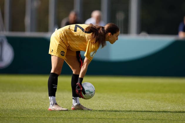Fußball I Frauen I Saison 2026-2027 I DFB Pokal I FC Schalke 04 - SGS Essen I 27.09.2026 Julia Kassen (32, SGS Essen) rollt den Ball vor sich her Freisteller, Nahaufnahme, Porträt, Portrait, Einzelfoto, Einzelbild, Körper Gelsenkirchen Parkstadion Nordrhein-Westfalen Deutschland Copyright: xLobeca CedricxSiefkerx