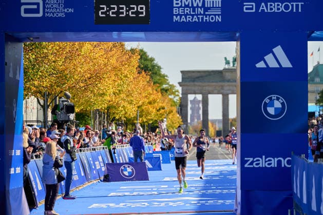 Jan Frodeno, deutscher Ironman Gewinner, im Zieleinlauf, GER, BMW Generali Berlin Marathon 2026, 27.09.2026 GER, BMW Generali Berlin Marathon 2026, 27.09.2026 Berlin