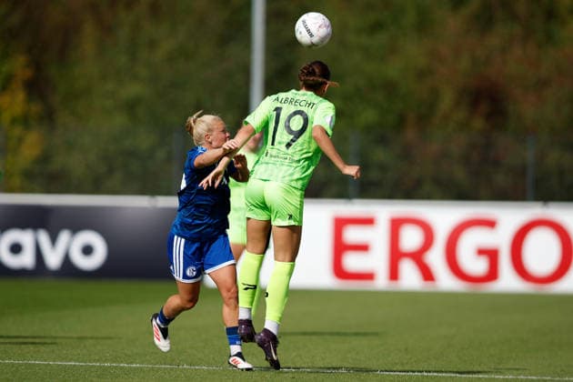 Fußball I Frauen I Saison 2026-2027 I DFB Pokal I FC Schalke 04 - SGS Essen I 27.09.2026 Selina Albrecht (19, SGS Essen) mit Jule von der Laan (14, FC Schalke 04) im Kopfballduell Gelsenkirchen Parkstadion Nordrhein-Westfalen Deutschland Copyright: xLobeca CedricxSiefkerx