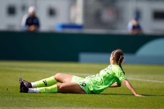 Fußball I Frauen I Saison 2026-2027 I DFB Pokal I FC Schalke 04 - SGS Essen I 27.09.2026 Selina Albrecht (19, SGS Essen) Rutscht am Ball vorbei Gelsenkirchen Parkstadion Nordrhein-Westfalen Deutschland Copyright: xLobeca CedricxSiefkerx