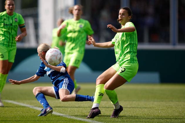 Fußball I Frauen I Saison 2026-2027 I DFB Pokal I FC Schalke 04 - SGS Essen I 27.09.2026 Nathalie Bollmann (2, FC Schalke 04) im Zweikampf mit Selina Albrecht (19, SGS Essen) Gelsenkirchen Parkstadion Nordrhein-Westfalen Deutschland Copyright: xLobeca CedricxSiefkerx