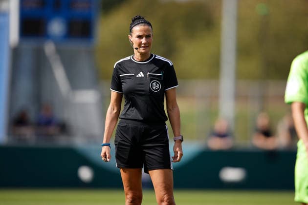 Fußball I Frauen I Saison 2026-2027 I DFB Pokal I FC Schalke 04 - SGS Essen I 27.09.2026 Nadine Westerhoff (Schiedsrichterin) Freisteller, Nahaufnahme, Porträt, Portrait, Einzelfoto, Einzelbild, Körper Gelsenkirchen Parkstadion Nordrhein-Westfalen Deutschland Copyright: xLobeca CedricxSiefkerx