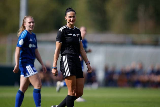 Fußball I Frauen I Saison 2026-2027 I DFB Pokal I FC Schalke 04 - SGS Essen I 27.09.2026 Nadine Westerhoff (Schiedsrichterin) Freisteller, Nahaufnahme, Porträt, Portrait, Einzelfoto, Einzelbild, Körper Gelsenkirchen Parkstadion Nordrhein-Westfalen Deutschland Copyright: xLobeca CedricxSiefkerx