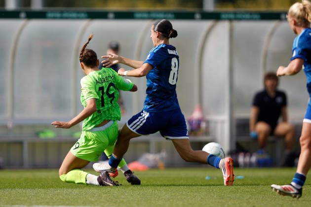 Fußball I Frauen I Saison 2026-2027 I DFB Pokal I FC Schalke 04 - SGS Essen I 27.09.2026 Selina Albrecht (19, SGS Essen) im Zweikampf mit Dana Salic (8, FC Schalke 04) Gelsenkirchen Parkstadion Nordrhein-Westfalen Deutschland Copyright: xLobeca CedricxSiefkerx