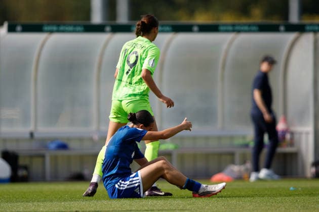 Fußball I Frauen I Saison 2026-2027 I DFB Pokal I FC Schalke 04 - SGS Essen I 27.09.2026 Dana Salic (8, FC Schalke 04) Möchte nach einem Zweikampf einen Freistoß haben und ist frustriert Gelsenkirchen Parkstadion Nordrhein-Westfalen Deutschland Copyright: xLobeca CedricxSiefkerx