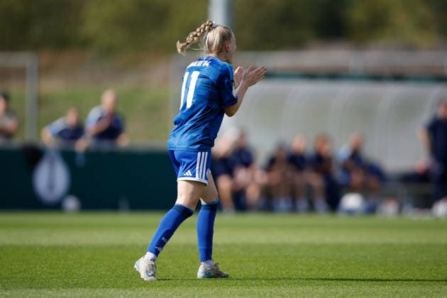Fußball I Frauen I Saison 2026-2027 I DFB Pokal I FC Schalke 04 - SGS Essen I 27.09.2026 Jolina Opladen (11, FC Schalke 04) motiviert ihr Team noch einmal gegen Ende der ersten Halbzeit Gelsenkirchen Parkstadion Nordrhein-Westfalen Deutschland Copyright: xLobeca CedricxSiefkerx