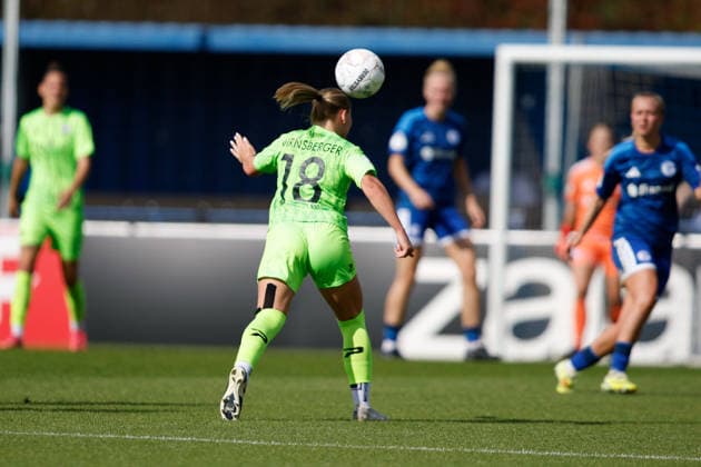 Fußball I Frauen I Saison 2026-2027 I DFB Pokal I FC Schalke 04 - SGS Essen I 27.09.2026 Kopfball in die gegnerische Hälfte von Anna Wirnsberger (18, SGS Essen) Gelsenkirchen Parkstadion Nordrhein-Westfalen Deutschland Copyright: xLobeca CedricxSiefkerx