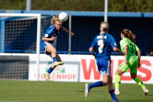 Fußball I Frauen I Saison 2026-2027 I DFB Pokal I FC Schalke 04 - SGS Essen I 27.09.2026 Nele Schmidt (19, FC Schalke 04) Köpft den Ball aus der Gefahrenzone Gelsenkirchen Parkstadion Nordrhein-Westfalen Deutschland Copyright: xLobeca CedricxSiefkerx