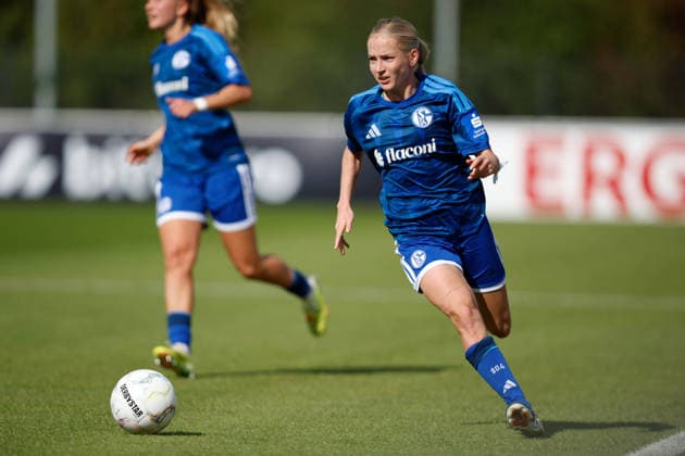 Fußball I Frauen I Saison 2026-2027 I DFB Pokal I FC Schalke 04 - SGS Essen I 27.09.2026 Nathalie Bollmann (2, FC Schalke 04) im Angriff und im Dribbling Freisteller, Nahaufnahme, Porträt, Portrait, Einzelfoto, Einzelbild, Körper Gelsenkirchen Parkstadion Nordrhein-Westfalen Deutschland Copyright: xLobeca CedricxSiefkerx