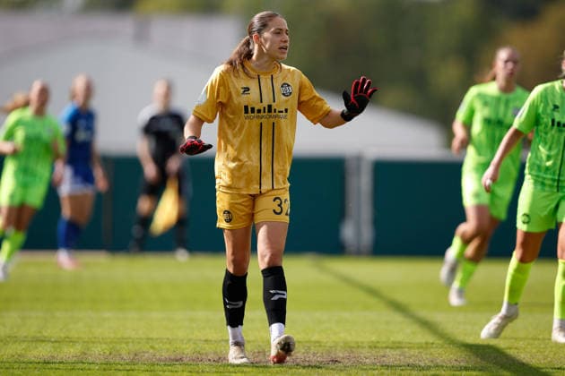 Fußball I Frauen I Saison 2026-2027 I DFB Pokal I FC Schalke 04 - SGS Essen I 27.09.2026 Julia Kassen (32, SGS Essen) beruhigt ihre Mitspielerinnen Gelsenkirchen Parkstadion Nordrhein-Westfalen Deutschland Copyright: xLobeca CedricxSiefkerx