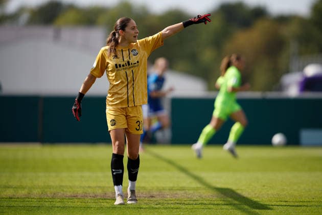 Fußball I Frauen I Saison 2026-2027 I DFB Pokal I FC Schalke 04 - SGS Essen I 27.09.2026 Julia Kassen (32, SGS Essen) Gibt ihren Mitspielerinnen Anweisungen Freisteller, Nahaufnahme, Porträt, Portrait, Einzelfoto, Einzelbild, Körper Gelsenkirchen Parkstadion Nordrhein-Westfalen Deutschland Copyright: xLobeca CedricxSiefkerx