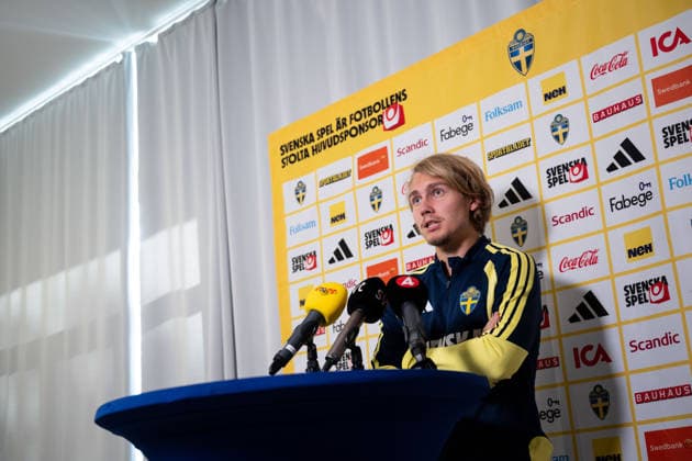 260927 Sebastian Nanasi of the Swedish men s national football team in the mixed zone on September 27, 2026 in Stockholm. Photo: Emma Wallskog BILDBYRAN kod EW EW0712 fotboll football soccer fotball nations league uefa nations league presskonferens press conference, PK, Pressekonferenz sverige sweden sverige a bbeng Copyright: EMMAxWALLSKOG BB260927EW013