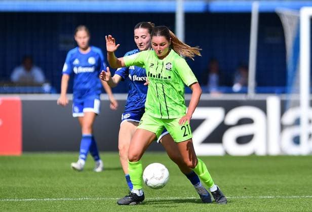 Schalke 04 - SGS Essen ** NUR FÜR REDAKTIONELLE ZWECKE ** EDITORIAL USE ONLY **<p>Fußball Frauen DFB-Pokall 1. Runde: Schalke 04 - SGS Essen am 27.09.2026 im Parkstadion in Gelsenkirchen Lia Henkelmann ( SGS Essen ), vorne - Demi Victoria Pagel ( Schalke 04 ), hinten Deutschland Nordrhein Westfalen Gelsenkirchen Copyright: ThorstenxTillmann