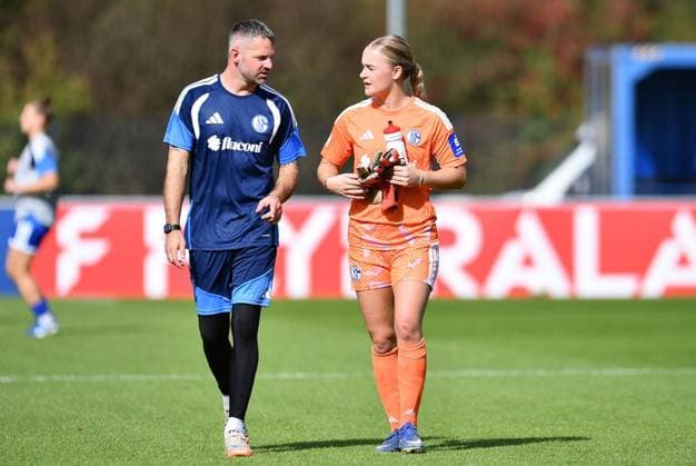 Schalke 04 - SGS Essen ** NUR FÜR REDAKTIONELLE ZWECKE ** EDITORIAL USE ONLY **<p>Fußball Frauen DFB-Pokall 1. Runde: Schalke 04 - SGS Essen am 27.09.2026 im Parkstadion in Gelsenkirchen Josefine Osigus ( Schalke 04 ), rechts mit Torwart-Trainer Deutschland Nordrhein Westfalen Gelsenkirchen Copyright: ThorstenxTillmann