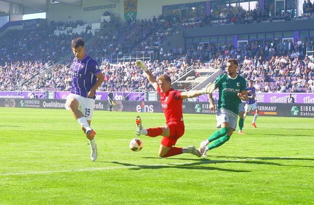 Christoph Pauling (Aue, links) vor Torhüter Marcel Bergmann (Leipzig) , rechts Rudolf Sanin (Leipzig) Fußball Regionalliga Nordost 2026 27 FC Erzgebirge Aue - Chemie Leipzig am 27.9.2026 Erzgebirge Aue - Chemie Leipzig