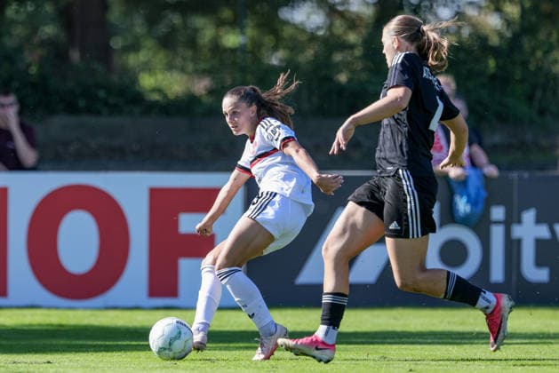 v.li.: Torschützin Sanja Homann (1. FC Nürnberg, 19) erzielt das Tor zum 0:3, Treffer, Highlight, Torerfolg, Nina Grazei (ATS Buntentor, 4), DIE DFB-RICHTLINIEN UNTERSAGEN JEGLICHE NUTZUNG VON FOTOS ALS SEQUENZBILDER UND ODER VIDEOÄHNLICHE FOTOSTRECKEN. DFB REGULATIONS PROHIBIT ANY USE OF PHOTOGRAPHS AS IMAGE SEQUENCES AND OR QUASI-VIDEO., 27.09.2026, Bremen (Deutschland), Fussball, DFB-Pokal Frauen, ATS Buntentor - 1. FC Nürnberg
