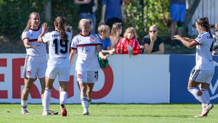 Spielerinnen vom 1. FC Nürnberg mit Torjubel, Jubel, jubeln, jubelt, optimistisch, Spielszene, Highlight, Freude über das Tor zum 0:3, DIE DFB-RICHTLINIEN UNTERSAGEN JEGLICHE NUTZUNG VON FOTOS ALS SEQUENZBILDER UND ODER VIDEOÄHNLICHE FOTOSTRECKEN. DFB REGULATIONS PROHIBIT ANY USE OF PHOTOGRAPHS AS IMAGE SEQUENCES AND OR QUASI-VIDEO., 27.09.2026, Bremen (Deutschland), Fussball, DFB-Pokal Frauen, ATS Buntentor - 1. FC Nürnberg