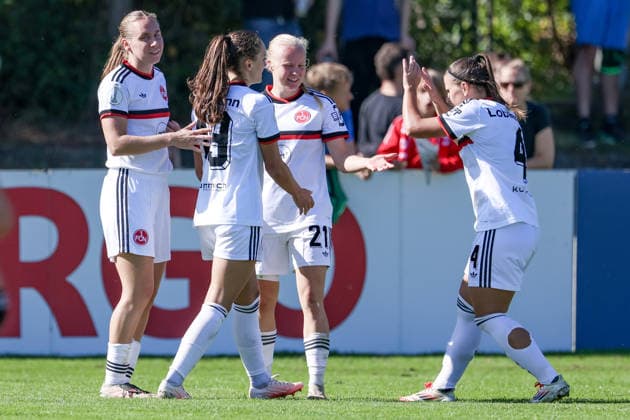 Spielerinnen vom 1. FC Nürnberg mit Torjubel, Jubel, jubeln, jubelt, optimistisch, Spielszene, Highlight, Freude über das Tor zum 0:3, DIE DFB-RICHTLINIEN UNTERSAGEN JEGLICHE NUTZUNG VON FOTOS ALS SEQUENZBILDER UND ODER VIDEOÄHNLICHE FOTOSTRECKEN. DFB REGULATIONS PROHIBIT ANY USE OF PHOTOGRAPHS AS IMAGE SEQUENCES AND OR QUASI-VIDEO., 27.09.2026, Bremen (Deutschland), Fussball, DFB-Pokal Frauen, ATS Buntentor - 1. FC Nürnberg