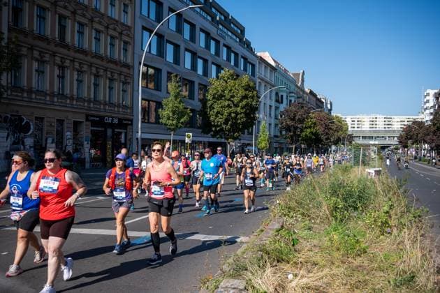 Thousands take part in Berlin Marathon BERLIN, GERMANY, SEPTEMBER 27, 2026: Thousands of runners take part in the Berlin Marathon, following the 42.195-kilometre course through the streets of the German capital. The annual race brings together elite athletes and amateur runners from around the world. Berlin Germany Copyright: x xjessxflomx xJNAxPressx