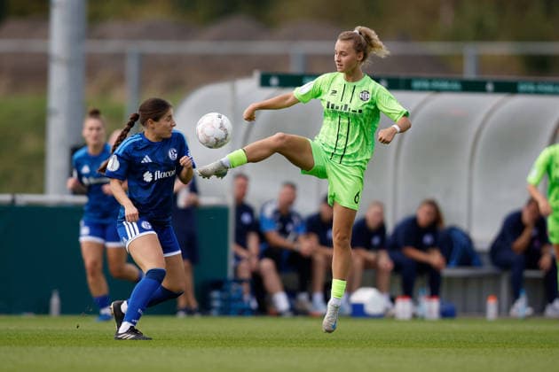 Fußball I Frauen I Saison 2026-2027 I DFB Pokal I FC Schalke 04 - SGS Essen I 27.09.2026 Chaleen Klöß (15, FC Schalke 04) und Jule Schnieder (6, SGS Essen) im Zweikampf Gelsenkirchen Parkstadion Nordrhein-Westfalen Deutschland Copyright: xLobeca CedricxSiefkerx
