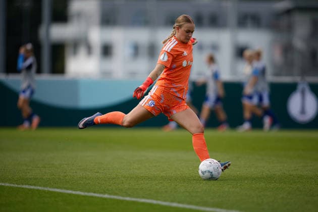 Fußball I Frauen I Saison 2026-2027 I DFB Pokal I FC Schalke 04 - SGS Essen I 27.09.2026 Julia Matuszek (1, FC Schalke 04) schießt den Ball Freisteller, Nahaufnahme, Porträt, Portrait, Einzelfoto, Einzelbild, Körper Gelsenkirchen Parkstadion Nordrhein-Westfalen Deutschland Copyright: xLobeca CedricxSiefkerx