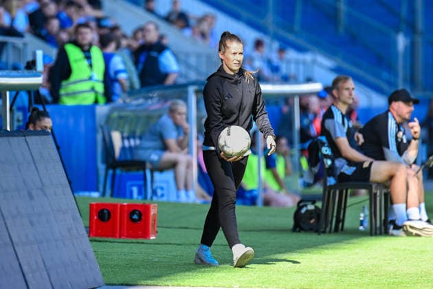 Fußball I Frauen I Saison 2026-2027 I DFB-Pokal I 1. FC Magdeburg - 1. FC Union Berlin I 27.09.2026 Marie-Louise Eta (Trainer, 1. FC Union Berlin) mit Ball Freisteller, Nahaufnahme, Porträt, Portrait, Einzelfoto, Einzelbild, Körper Magdeburg Avnet Arena (Heinz-Krügel-Platz 1) Sachsen-Anhalt Deutschland Copyright: xLobeca InesxHähnelx