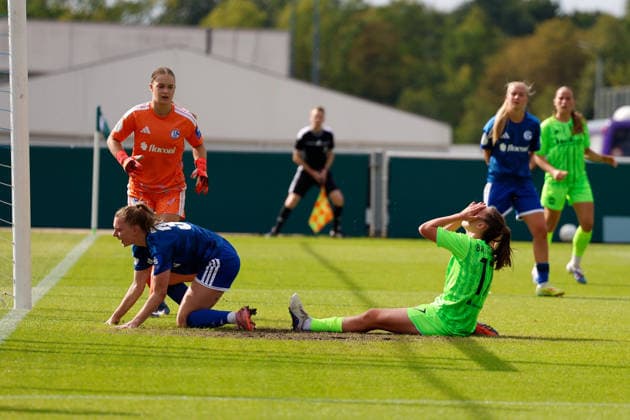 Fußball I Frauen I Saison 2026-2027 I DFB Pokal I FC Schalke 04 - SGS Essen I 27.09.2026 Karla Brinkmann (17, SGS Essen) Fast mit dem 3:1 Führungstreffer, doch der Ball springt an den Pfosten Gelsenkirchen Parkstadion Nordrhein-Westfalen Deutschland Copyright: xLobeca CedricxSiefkerx