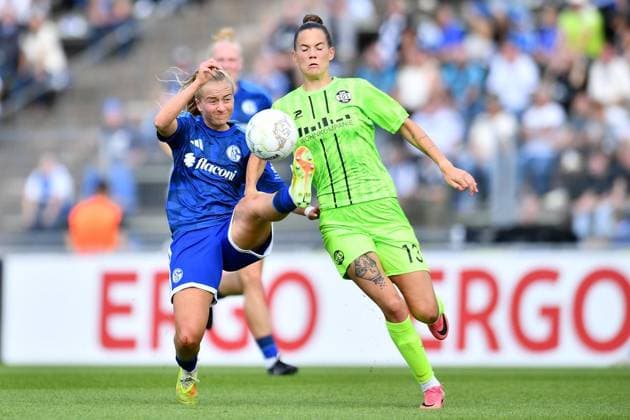 Schalke 04 - SGS Essen ** NUR FÜR REDAKTIONELLE ZWECKE ** EDITORIAL USE ONLY **<p>Fußball Frauen DFB-Pokall 1. Runde: Schalke 04 - SGS Essen am 27.09.2026 im Parkstadion in Gelsenkirchen Nele Schmidt ( Schalke 04 ), links - Vanessza Nagy ( SGS Essen ), rechts Deutschland Nordrhein Westfalen Gelsenkirchen Copyright: ThorstenxTillmann