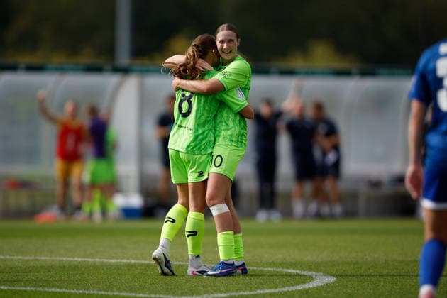 Fußball I Frauen I Saison 2026-2027 I DFB Pokal I FC Schalke 04 - SGS Essen I 27.09.2026 Antonia Baaß (8, SGS Essen) und Laura Bröring (10, SGS Essen) jubeln nach einem Tor und umarmen sich und lachen Gelsenkirchen Parkstadion Nordrhein-Westfalen Deutschland Copyright: xLobeca CedricxSiefkerx