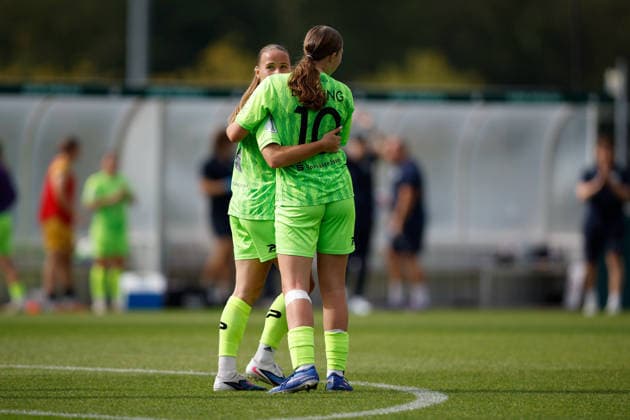 Fußball I Frauen I Saison 2026-2027 I DFB Pokal I FC Schalke 04 - SGS Essen I 27.09.2026 Antonia Baaß (8, SGS Essen) und Laura Bröring (10, SGS Essen) jubeln nach einem Tor und umarmen sich und lachen Gelsenkirchen Parkstadion Nordrhein-Westfalen Deutschland Copyright: xLobeca CedricxSiefkerx