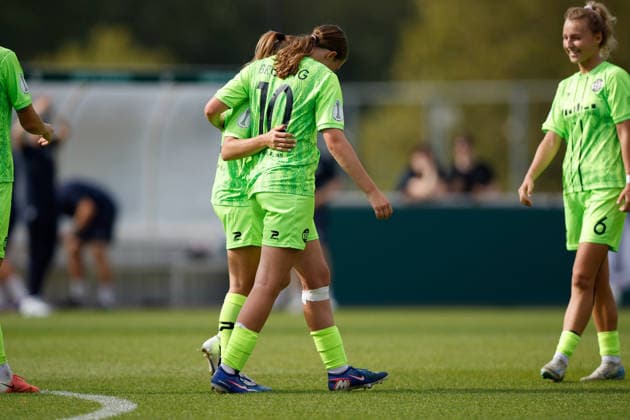 Fußball I Frauen I Saison 2026-2027 I DFB Pokal I FC Schalke 04 - SGS Essen I 27.09.2026 Antonia Baaß (8, SGS Essen) und Laura Bröring (10, SGS Essen) jubeln nach einem Tor und umarmen sich. Gelsenkirchen Parkstadion Nordrhein-Westfalen Deutschland Copyright: xLobeca CedricxSiefkerx