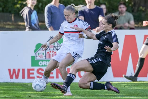 v.li.: Fany Proniez (1. FC Nürnberg, 3) und Anna Hof (ATS Buntentor, 23) im Zweikampf, Duell, Dynamik, Aktion, Action, Spielszene, DIE DFB-RICHTLINIEN UNTERSAGEN JEGLICHE NUTZUNG VON FOTOS ALS SEQUENZBILDER UND ODER VIDEOÄHNLICHE FOTOSTRECKEN. DFB REGULATIONS PROHIBIT ANY USE OF PHOTOGRAPHS AS IMAGE SEQUENCES AND OR QUASI-VIDEO., 27.09.2026, Bremen (Deutschland), Fussball, DFB-Pokal Frauen, ATS Buntentor - 1. FC Nürnberg