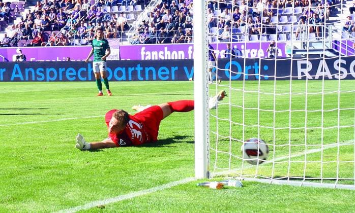 Torhüter Marcel Bergmann (Leipzig) streckt sich vergeblich nach dem Schuss von Tim Maciejewski (Aue, nicht im Bild) zum 1:0. Fußball Regionalliga Nordost 2026 27 FC Erzgebirge Aue - Chemie Leipzig am 27.9.2026 Erzgebirge Aue - Chemie Leipzig